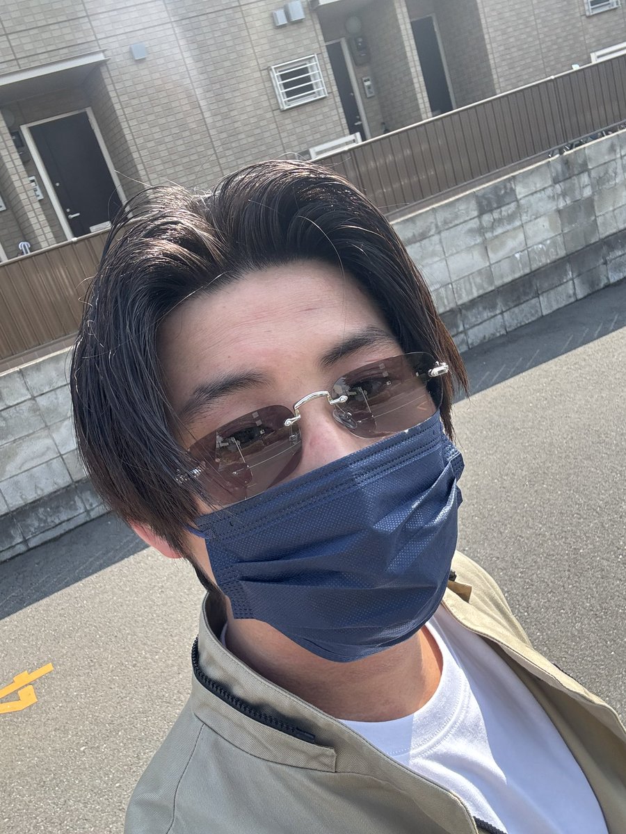 atgentbb14's tweet photo. 今日はYouTubeの撮影！！
と張り切って家を出たのですが、まさかの小道具の眼鏡が調光レンズでサングラス状態に…

撮影中止でしょんぼり https://t.co/QmLHWKJQPm