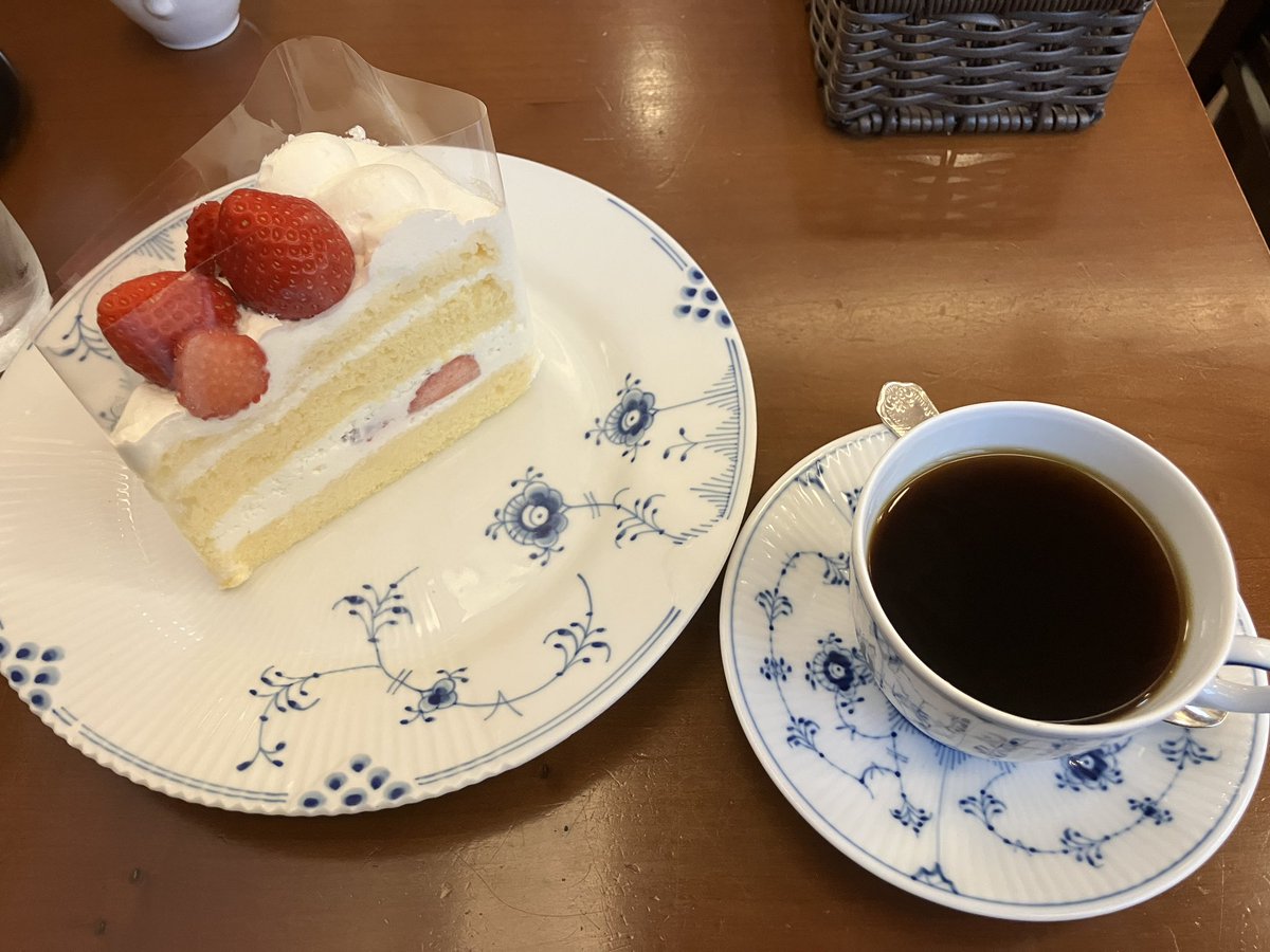 HTKN_VRC's tweet photo. HTKNおぬぬめラーメン屋突発オフ(🍅さんありがとう〜)
サモエドカフェひとり占め犬まみれ撫で放題
椿屋でティータイム
でした 豪遊！！ https://t.co/qYsv00sGkW