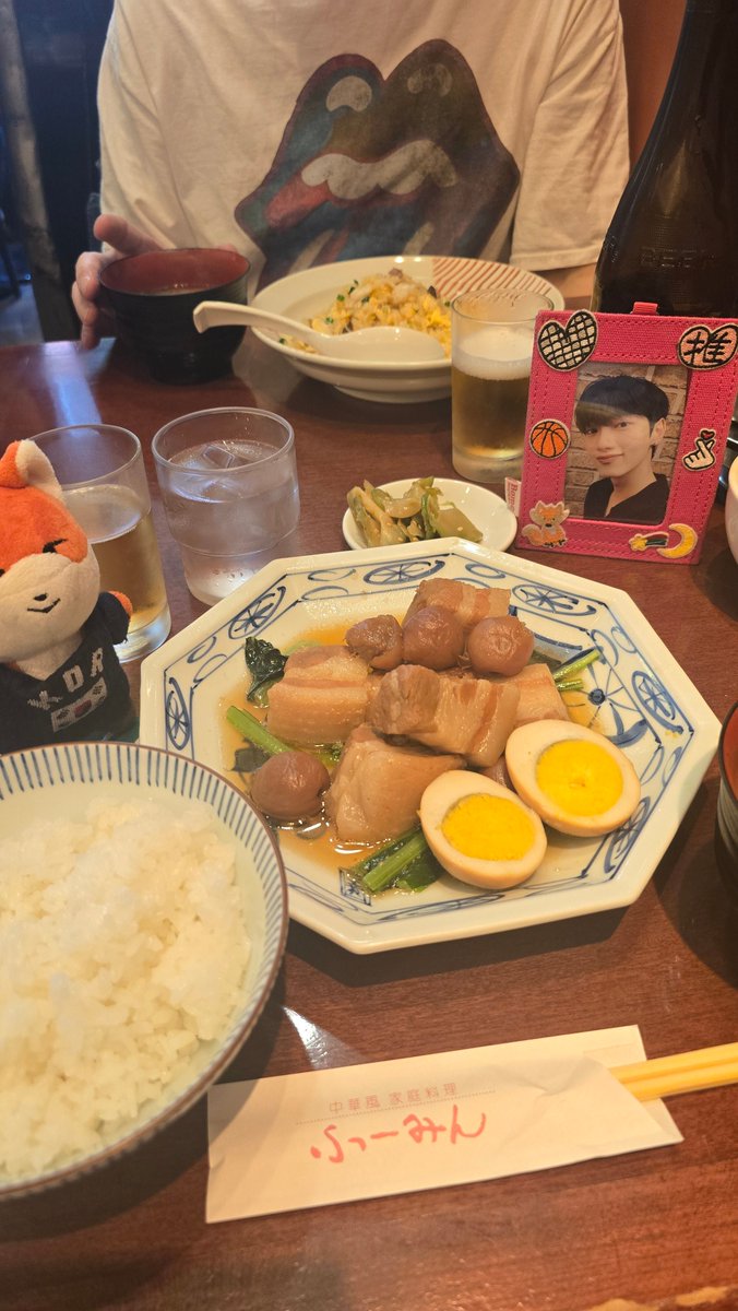 moonbow_vvs's tweet photo. ヨングァンとJURRO を連れて｢ふーみん表参道｣
３０分ほど並びましたが、看板メニューの豚の梅干煮定食、私でラストだった。完売になるの、納得のお味。
葱ワンタンも絶品で、ビールが進みます。
#VANNER #영광 
#VANNEE #JURRO 
#ふーみん表参道 https://t.co/bAehlXH88a