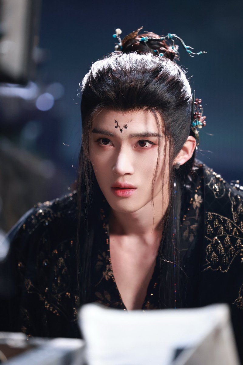 นายท่าน ข้าเป็นเพียงปีศาจชั้นต่ำตบะไม่กี่ร้อยปี ขอเพียงนายท่านเมตตา หยวนอู่ฮั่วย่อมไม่สร้างปัญหาและยินดีติดตามรับใช้จนกว่าโลกนี้จะดับสิ้น
