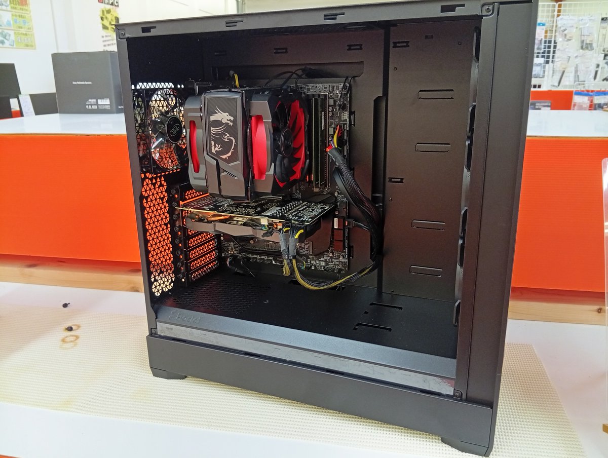 こんにちは！リカバリー石巻店です！ シックなデザインのゲーミングPC 
