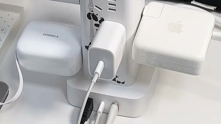 Adam Raymond tweet media