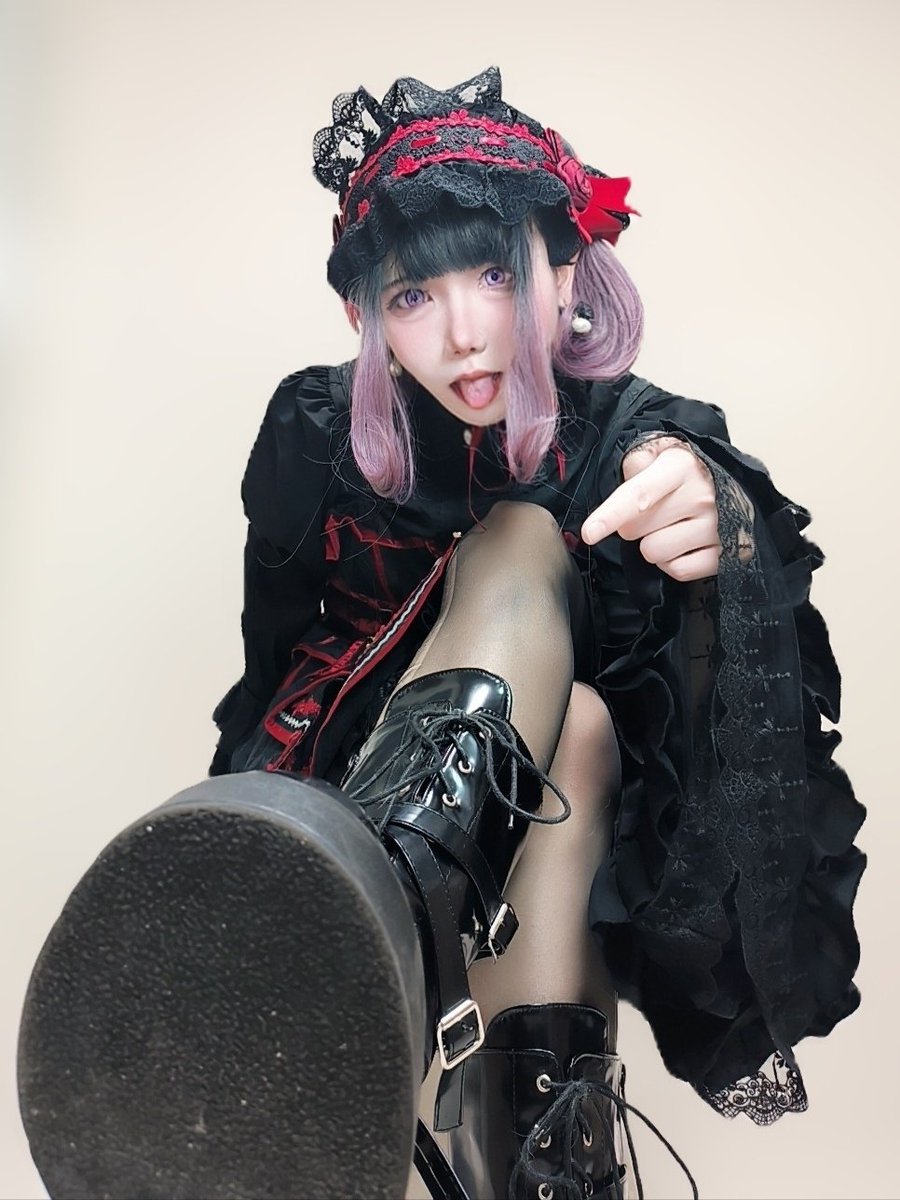 看着妈妈的鞋底把脑浆都从鸡巴里射出来哦~🖤
#男娘 #鞋底 #伪娘