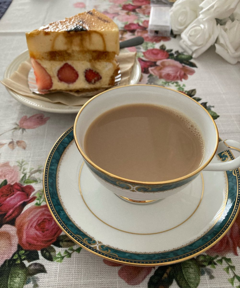 Winered3242's tweet image. 家事がひと段落してお茶にしました🫖

久しぶりのシブースト🍰とチャイ
甘さ控えめで美味しゅうございました。
窓を開けていてちょうど良い感じだけど黄砂が飛来しているのでそろそろ閉じましょうか。

皆さんも穏やかな午後をお過ごしになれます様に😌✡️

#珈琲紅茶好き
#木漏れ日のお茶会
#noritake