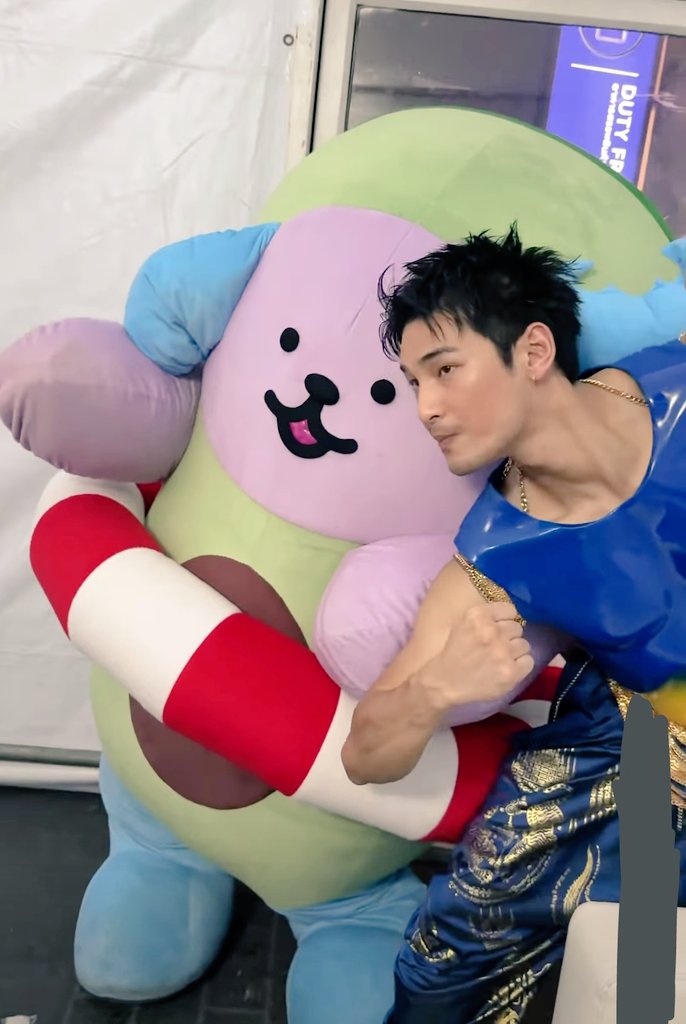 CinemaSerieNews's tweet image. #ApoNattawin #Shine y #Avocean hijo de #JimmySea tienen una interacción tras bastidores en el festival de apertura del #Songkgran llamado #OpeningCeremonyKingPowerRangam Ambos hacían sus mejores poses de fuerza #BoysLove #Avocean #Tendencias
#KingPowerSongkran2026xAPO #seriesbl