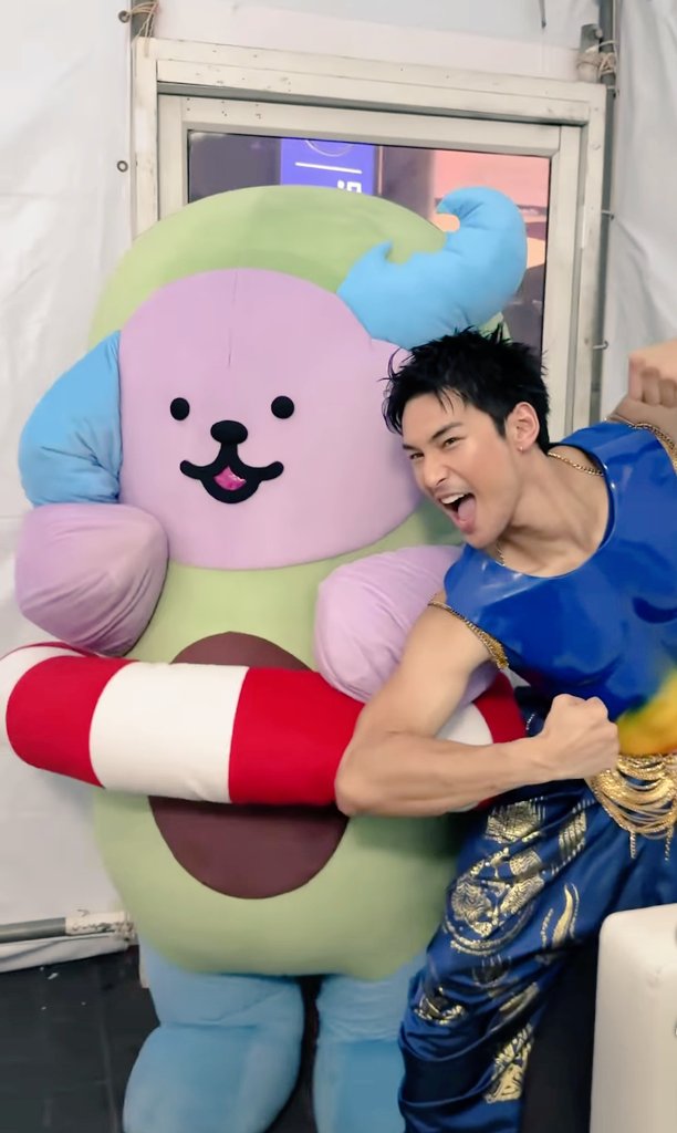 CinemaSerieNews's tweet image. #ApoNattawin #Shine y #Avocean hijo de #JimmySea tienen una interacción tras bastidores en el festival de apertura del #Songkgran llamado #OpeningCeremonyKingPowerRangam Ambos hacían sus mejores poses de fuerza #BoysLove #Avocean #Tendencias
#KingPowerSongkran2026xAPO #seriesbl