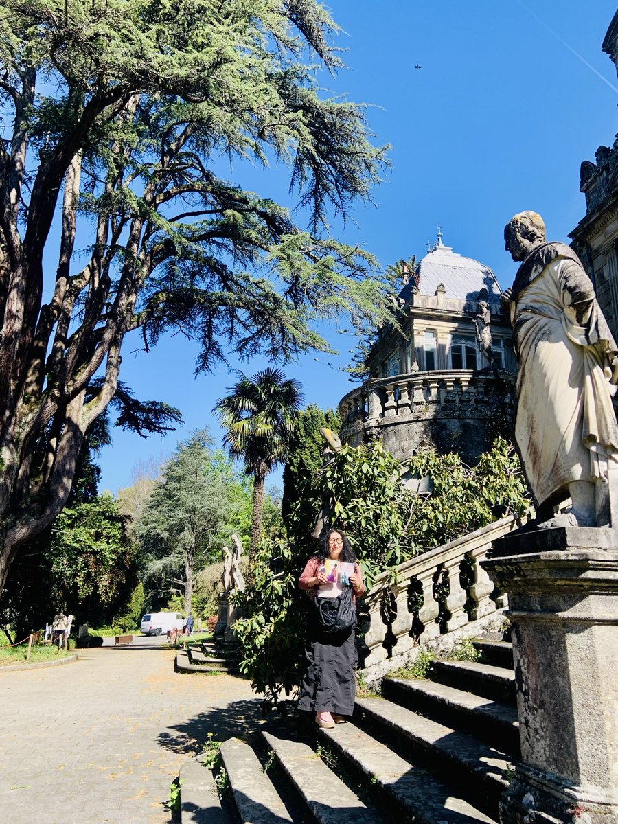 pazolourizan's tweet photo. 🌳⛲️💦🪷 El Pazo de Lourizán y su autora. Un espacio de vida y paz. Hoy he aprovechado para posar con el bolsillo de #ElPazodeLourizán y #ElsecretodeLaPerfección de @HarperCollinsIB @BastosLitAg #Lourizán #Pontevedra #Marín 💚Vais conmigo https://t.co/yUNqItqTAb