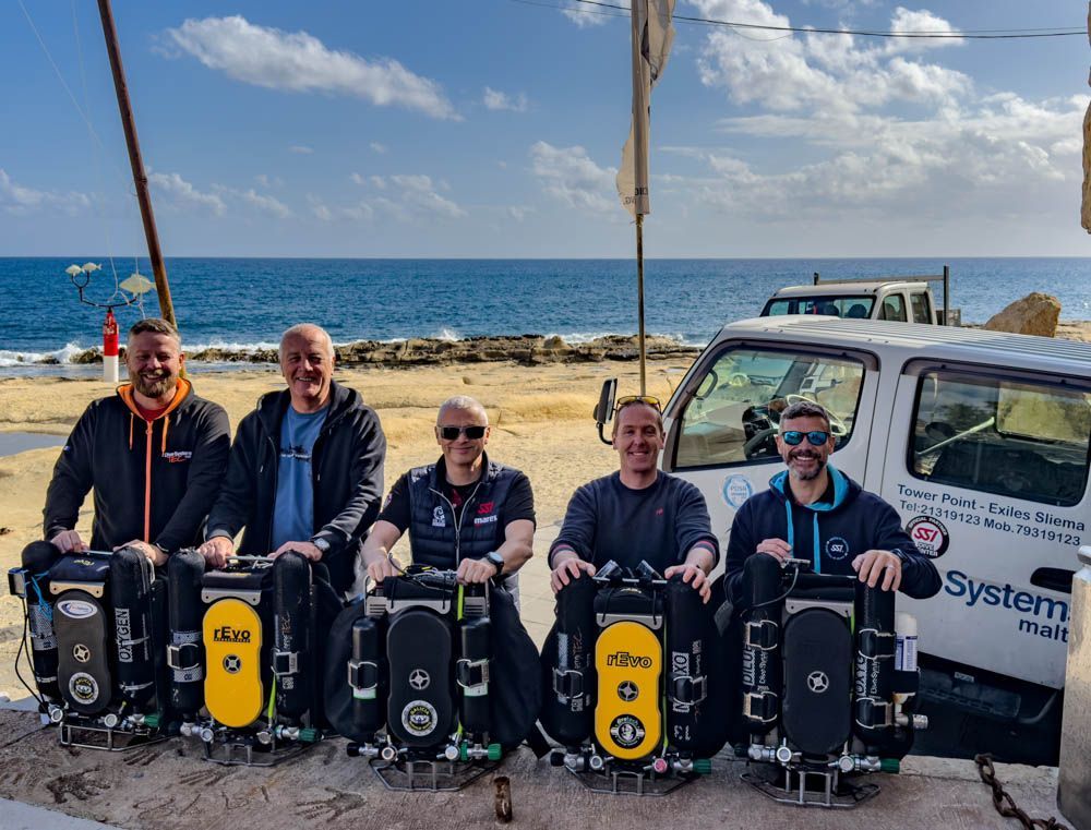 rEvoRebreathers's tweet photo. Thanks to Steven Galicia from Belgium for this tremendous #meandmyrEvo Line Up Photo which is simply titled “New rEvo Instructors are on the way”.

Great photo Steven, thanks for sharing 👌

Share your rEvo Rebreather pictures at: https://t.co/n32tjunQpx https://t.co/N4LQoBAFUy