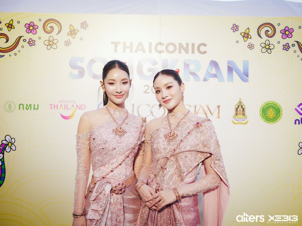 xebis_ent's tweet photo. [ PHOTO📸 ] PEIPEI เเละ PYN ในลุคนางสงกรานต์ ในงาน ICONSIAM THAICONIC SONGKRAN 2026 💖✨

#ICONSIAMSongkranxPEIPEIPYN
#สงกรานต์ที่ไอคอนสยาม #ICONSIAMSongkran #ICONSIAM #XEBISENTERTAINMENT #PEIPEI #PYN https://t.co/wr2aLREiS4
