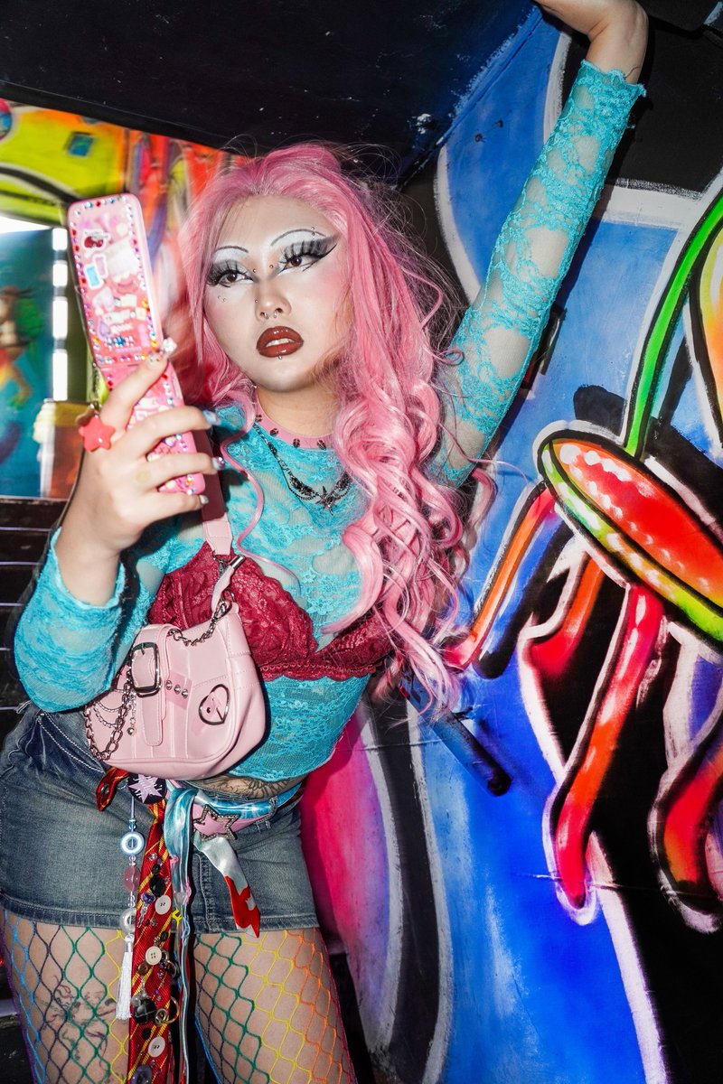 toriwon_'s tweet image. ⋆౨ৎ˚⟡˖ ࣪𝕮✮𝖗𝖙𝖎𝖋𝖎✮𝖉 𝖑𝖔𝖘✮𝖗*ੈ✩‧₊˚

📸: @seolchimabeobsa 

#drag #dragqueen #dragartist #pride #Igbt #lgbtq #lgbtqia #queer #queerart #queerartist #photographer #photoshoot #model #드랙퀸 #드랙 #드랙아티스트 #퀴어 #성소수자 #트랜스젠더 #트랜스남성 #사진 #모델