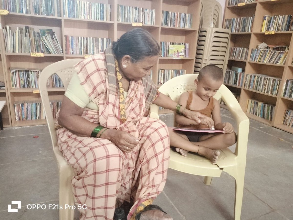 readingkafka's tweet image. Grandmother teaches the little grandchild the first letters of the Kannada alphabet, in this rural public library. 

Karnataka’s public libraries are spaces to learn and grow together ! 

🌷🌿📚🕊️