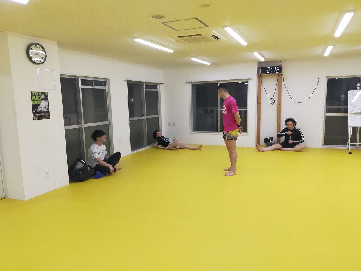 TAKEMURAAKIRA's tweet photo. 4/18(土)NKB後楽園ホール・予習の会にて、後輩のマシーンにまさかの負けを予想されたKEIGO。翌日「お前、なんだよアレ！」とお説教するも、なぜか笑顔で聞くマシーン。怖い。
#NKB
予習の会
https://t.co/c5gFoKbaTP
当日ツイキャス
https://t.co/SQCdFqDrzZ…
公式チケット
https://t.co/gI5p8rkTgE https://t.co/XqNUpQLV1L