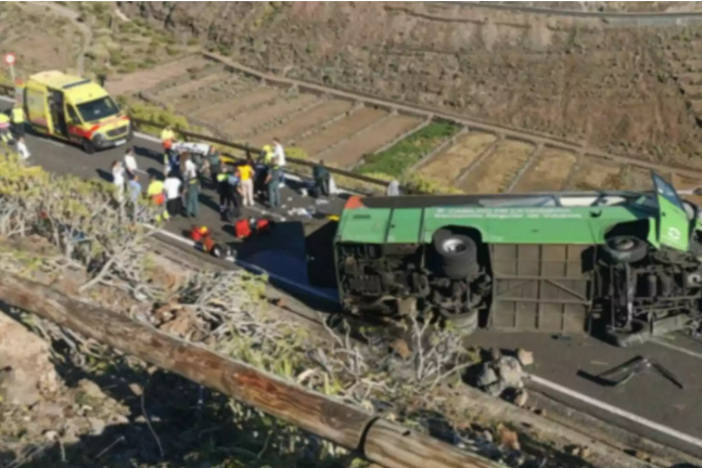jjafonso1's tweet photo. Se repitió la tragedia 2 curvas más abajo... En mayo d 2025 fue un quitamiedos decorativo y medio podrido, ahora la guagua se sale por un agujero en medio d una curva con cruce en medio d acceso al vertedero. Disparate de diseño, pero Casimiro lo q quiere son más carreteras. https://t.co/HvwcwP50QZ