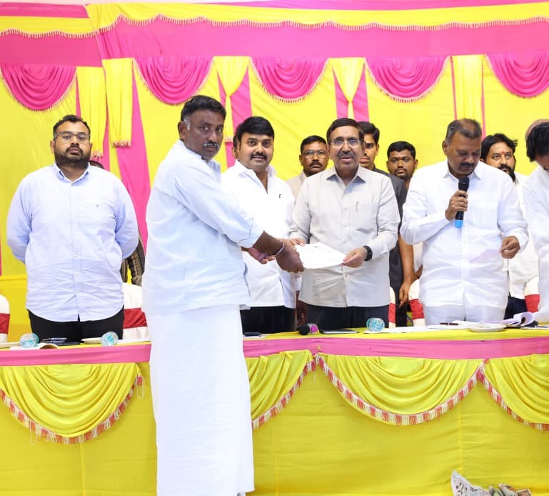 PrajaRajadhani's tweet image. ప్రజారాజధాని అమరావతికి చట్టబద్ధత రావడంతో APCRDA ద్వారా అమలవుతున్న ల్యాండ్ పూలింగ్‌కు రైతుల నుంచి విస్తృత స్పందన

✅తుళ్ళూరు మండలం పెదపరిమిలో శుక్రవారం ఏప్రిల్ 10న 1,000 ఎకరాల భూమిని రాష్ట్ర పురపాలక &amp;amp; పట్టణాభివృద్ధి శాఖ మంత్రివర్యులు @Dr_NarayanaP గారి సమక్షంలో ల్యాండ్ పూలింగ్