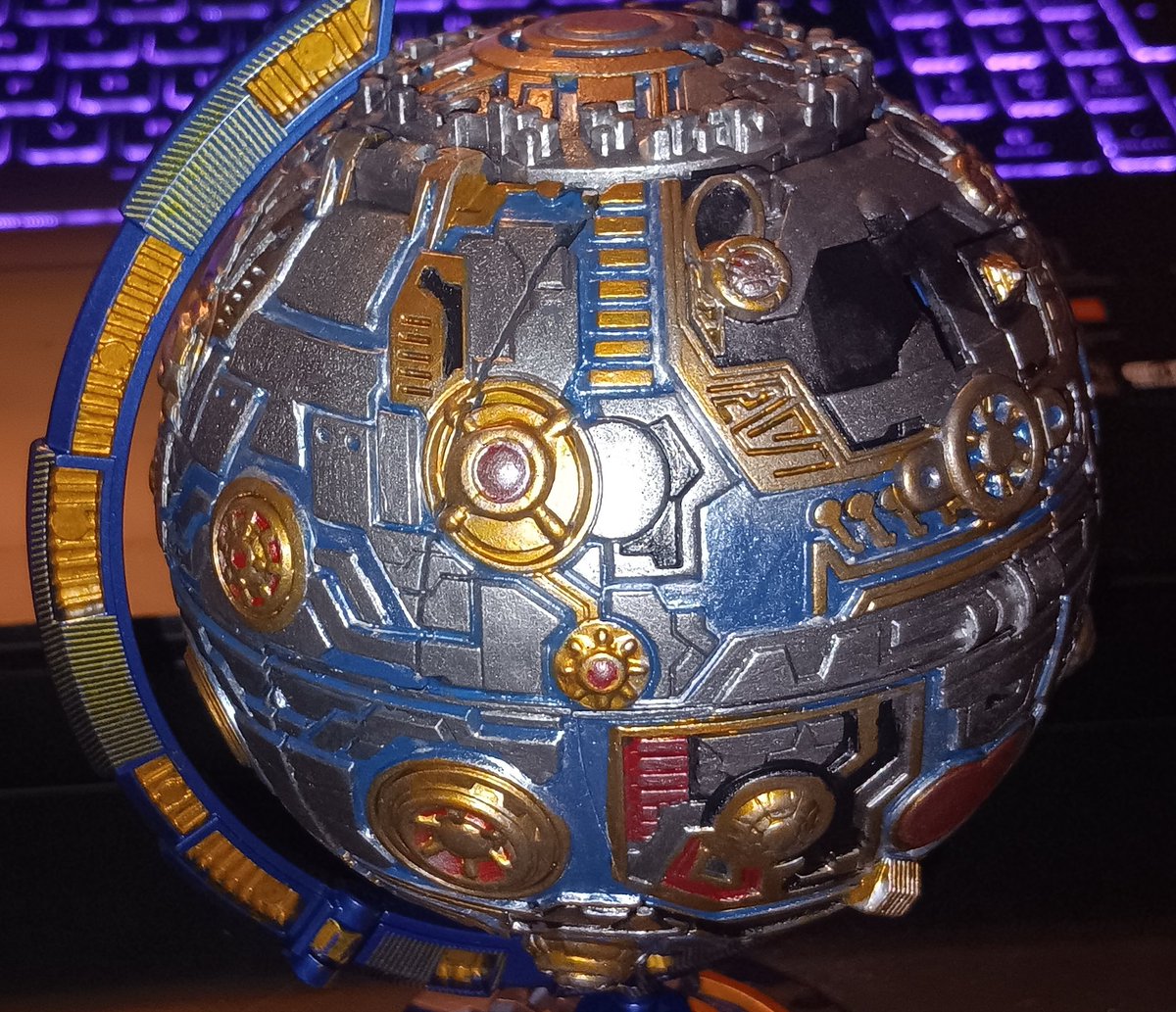 EldrickTheForge's tweet image. I am very pleased with the planet mode it definitely took the most time to paint picking out every little detail and painting all the energon flowing threw out the planet i even added a bit of shine to it tho might not come out in photos #transformers #custom 2/3