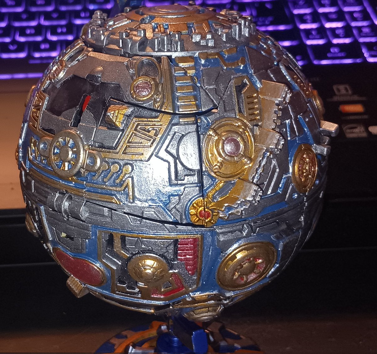 EldrickTheForge's tweet image. I am very pleased with the planet mode it definitely took the most time to paint picking out every little detail and painting all the energon flowing threw out the planet i even added a bit of shine to it tho might not come out in photos #transformers #custom 2/3