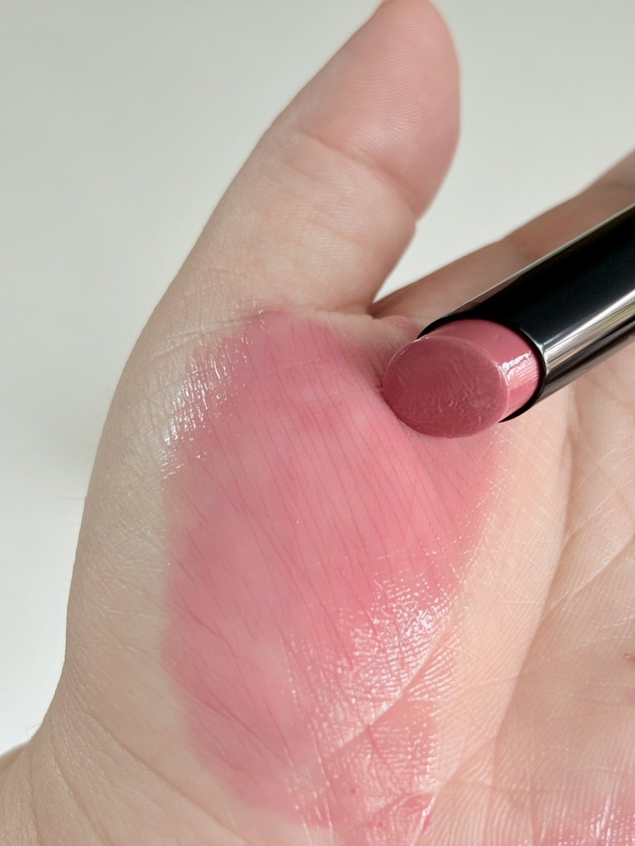 Channiemill's tweet image. เป็นลิปที่ละมุนนมากก ทาได้แบบทุกวัน! ต้องให้ Kate Lip Monster เราทาไปกินข้าว กินอะไรต่างๆ ยังมีสเตนสีติดอยู่เบยย เราใช้สี 13 Tipsy สวยมาก สีน่ารักสุดดด ชอบบ ใช้เติมระหว่างวัน ปากก็ไม่ตกร่องน้าา เอาอยู่ทุกสถานการณ์💘

#Kate #Lipmonster #KATELipmonster