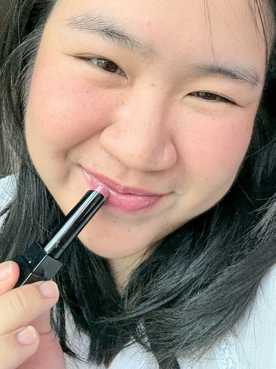 Channiemill's tweet image. เป็นลิปที่ละมุนนมากก ทาได้แบบทุกวัน! ต้องให้ Kate Lip Monster เราทาไปกินข้าว กินอะไรต่างๆ ยังมีสเตนสีติดอยู่เบยย เราใช้สี 13 Tipsy สวยมาก สีน่ารักสุดดด ชอบบ ใช้เติมระหว่างวัน ปากก็ไม่ตกร่องน้าา เอาอยู่ทุกสถานการณ์💘

#Kate #Lipmonster #KATELipmonster