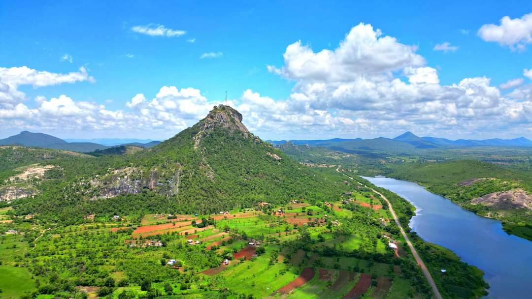 chartersights's tweet image. Lion Head,  Mountain and Dam Mumhurwi
Hike the rugged trails of Lion’s Head Mountain, soak in panoramic views, snap epic photos, and unwind by the dam with a peaceful picnic or sunset chill.  🥾💧 #OutdoorLife #BBL Breathtaking Beautiful Landscapes .Click whatsapp.com/channel/0029Vb…
