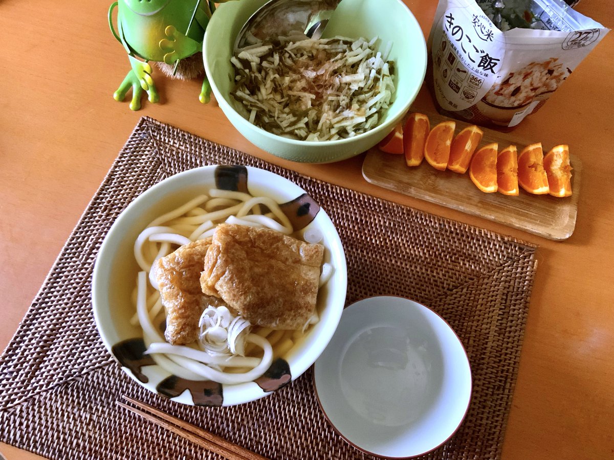 Ichirokoganei's tweet image. おはようございました　土曜　晴れ
クーラーを入れたくなる陽気です
今日は外で土いじりをしようと思います
ベランダで冷蔵庫代わりに使っていた
発泡スチロールボックスもそろそろ終わり
ずっと入っていた大根とビーツの茎で
大根の甘酢漬けが鮮やかになりました

いただきます

#staysafe👨🏻‍🌾🪏