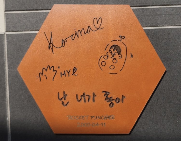 dfinthesky's tweet image. 那個…
批發商來了
Super Giselle金屬手機支架-24個
Ningning 磁吸徽章-15個
Karina皮革杯墊-3個

我在正門（？左手邊手扶梯上來的GATE7旁的花圃🙋
歡迎大家來領🙇

#For free
#無料
#aespa