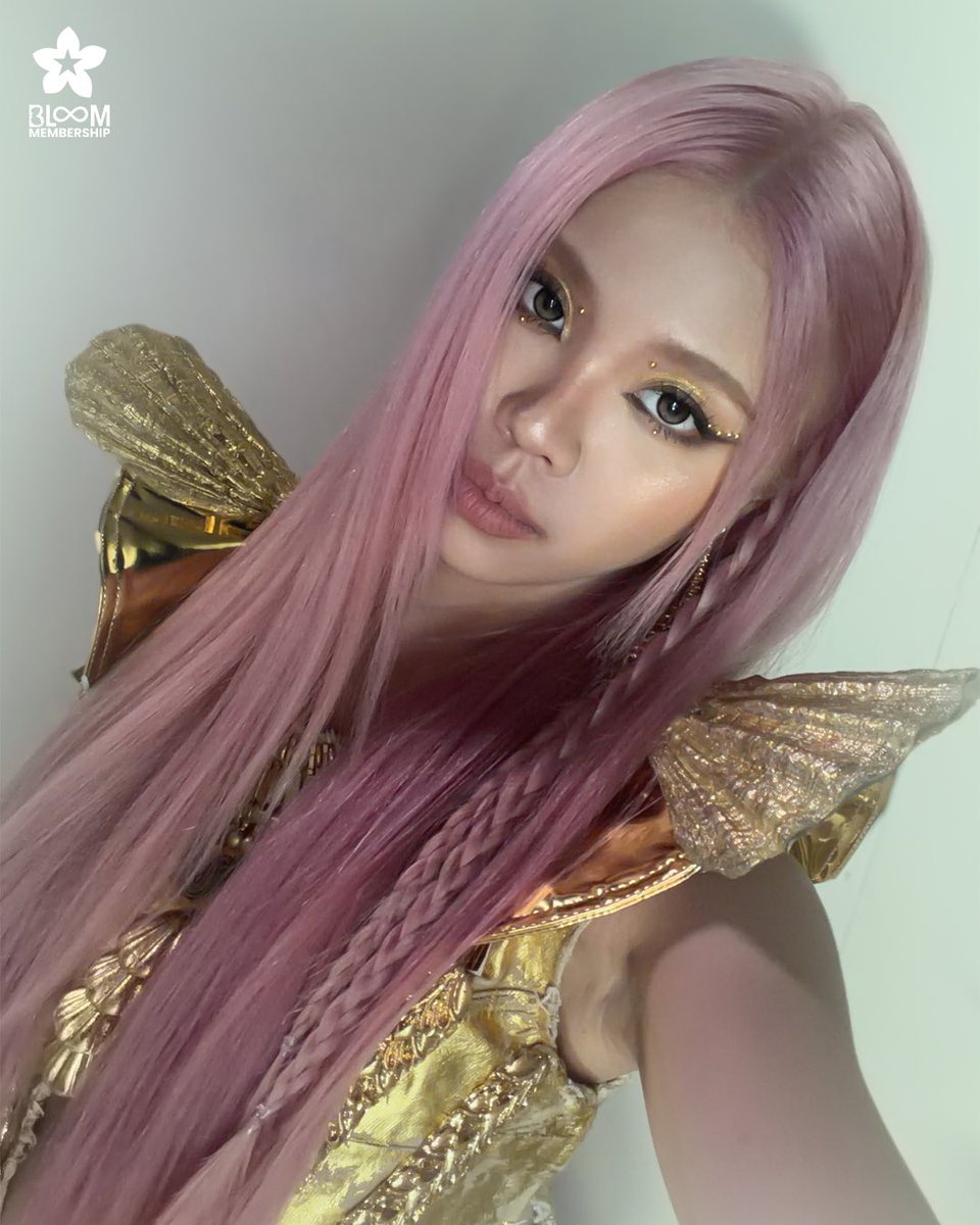 staceyweverse's tweet photo. [📸] #STACEY 2026 Coachella Week 1 Gold Warrior Selfie Series for BLOOMs — 260411

#BINI #BINI_Stacey #BINI_CoachellaWk1 https://t.co/FbtLRtCLyF