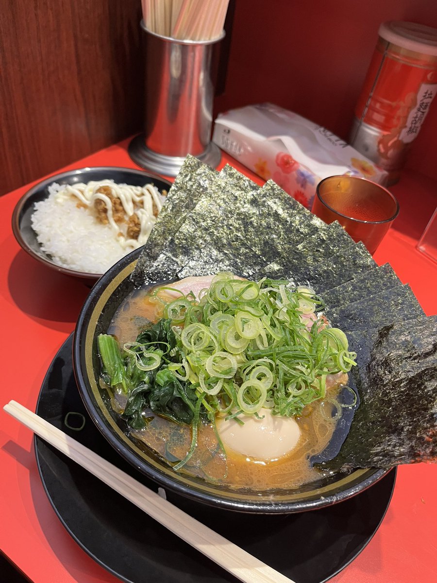 本日の一杯  
とらきち家🐯平塚

とらきちラーメン、九条ネギ、ライス

旨すぎて完飲してしまった😋
無限ニンニクとマヨビームは反則級やね🤣
大満足❣️ご馳走さまでした🙏