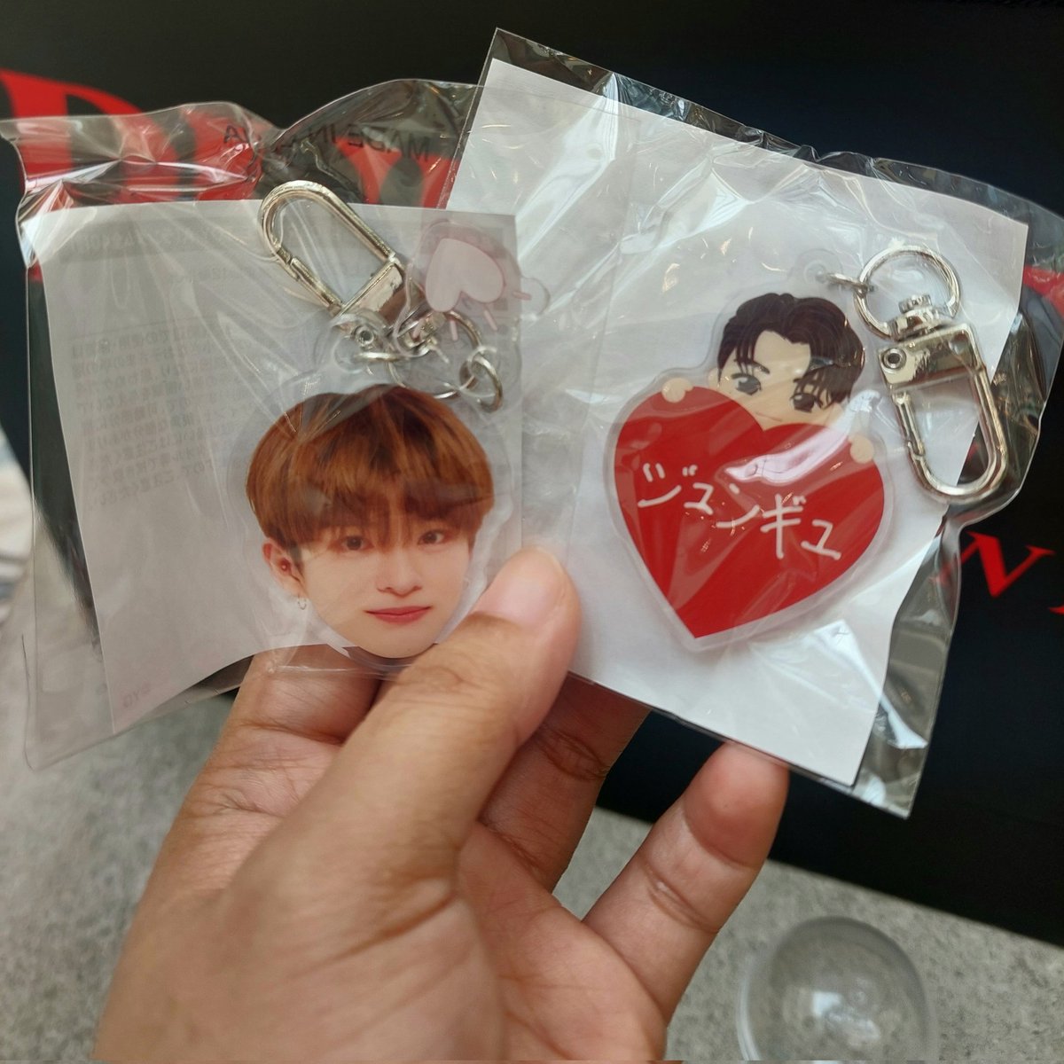 potofsunlight's tweet photo. Enormous bag with tiny keychains! 

#PULSE_ON_POPUP_PH https://t.co/rl7jj14pmP