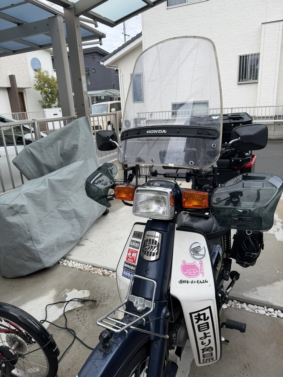 oyagi58581's tweet photo. 作業記録。
HONDA純正の防風をいただき装着！
たまらないねぇー😃
佐藤製作所様の混合氣撹拌スペーサー➕も装着。
更に加速の向上、振動の低減が感じられました！
※あくまでも素人個人の感想です。
#混合氣撹拌スペーサー 
#スーパーカブ　
#スーパーカブ90カスタム　
#HA02 
#角目カブ https://t.co/FL5gENiWxe
