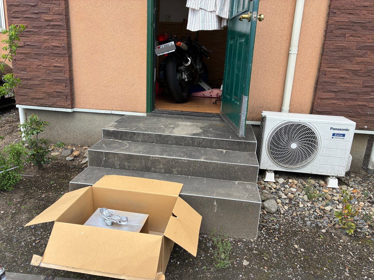 ap2nsat's tweet photo. @R_T_D_G_ 家の中ですね笑
都合よく外ドアがある部屋がありましたので有効活用してます笑

バイク入れ込むのが高難易度ですが… https://t.co/kaVypJ0tRF