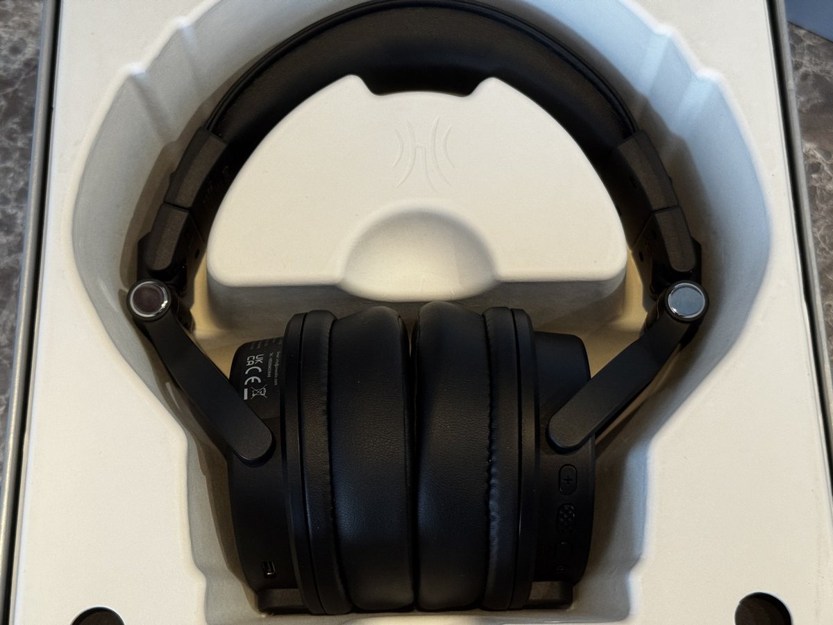 TECHNOSenior1's tweet image. OneOdio Studio Max 1 – bezprzewodowe słuchawki DJ w praktyce (recenzja) - techno-senior.com/2026/04/11/one… przez @TECHNOSenior1 
📷 @OneOdio_  #StudioMax1 łączą bezprzewodową swobodę z technologiami, które mają znaczenie – i po testach mogę powiedzieć, że nie jest to tylko marketing