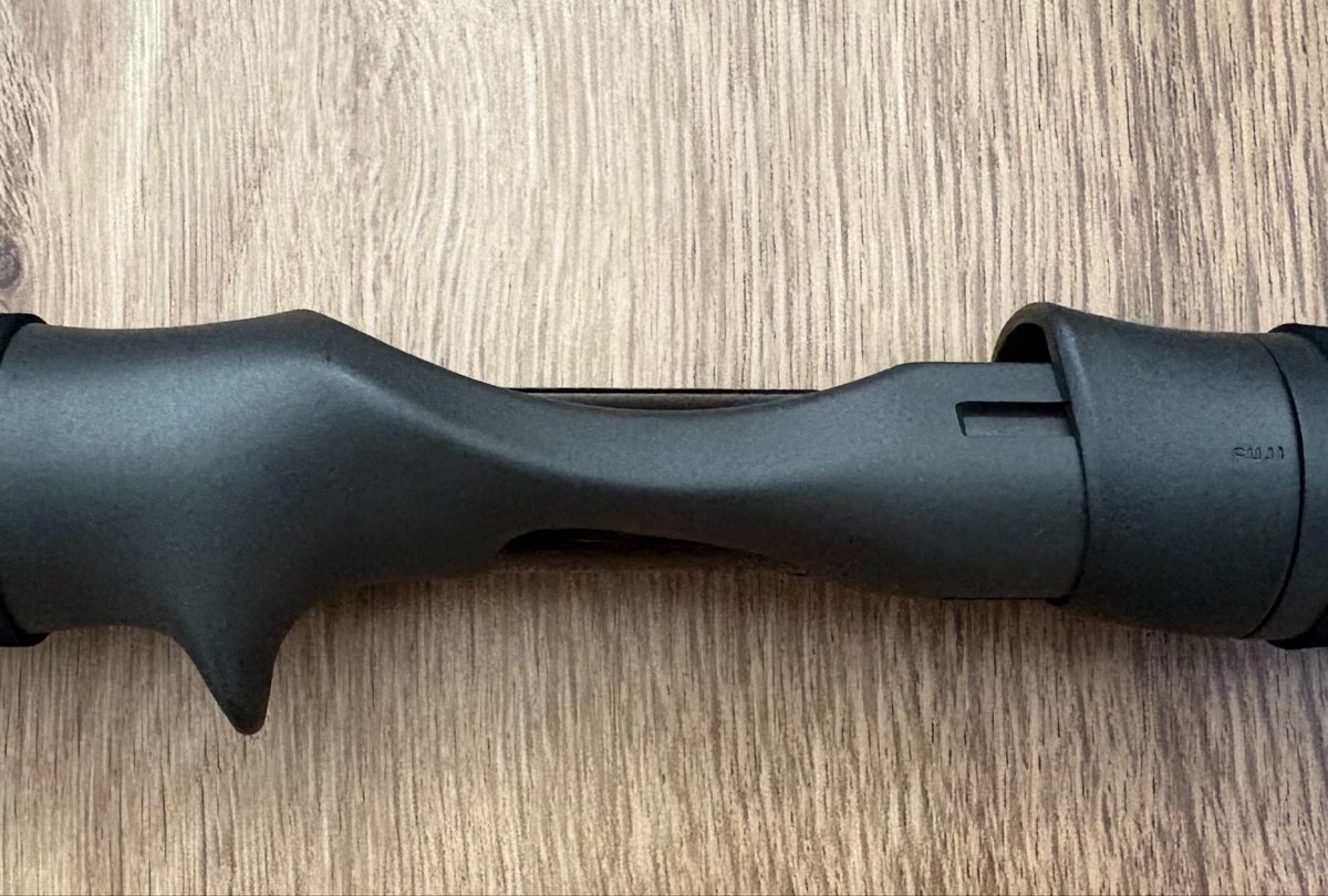 tomo_kurokibire's tweet image. 手持ちのどのリールと合わせても過去最高のパーミングの良さ。
トリガーちっさ過ぎるやろ！って思って食わず嫌いしてたのが勿体なさ過ぎた…。

さて、グリップ換装始めていく！

#PMTS
#チニング
#ライトロック
#リールシート