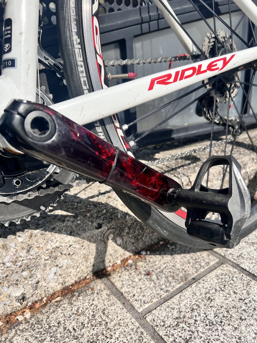 samaRIDLEY31's tweet photo. 塗装してもらったアルテのオリジナルクランクを取り付けたので軽くライド🚴やっぱり太陽の下で見るとさらにカッコイイ✨
 #ROFcycle  #ツバメジャージ https://t.co/JwsDqlclCZ