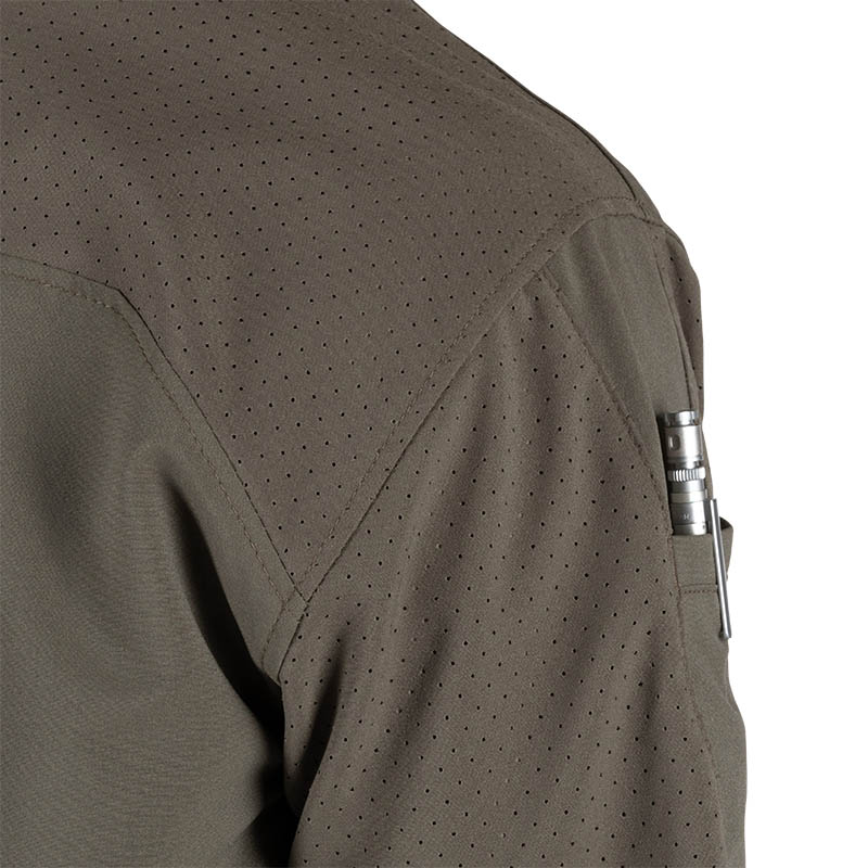 軽くて動きやすい。蒸れにくい。任務でも日常でも使える5.11の半袖シャツ。
Freedom Flex Woven Shirtは3.9ozの伸縮ポリエステルで快適さが段違い。
胸ポケット＋袖ペンポケットで実用性も◎
今夏の“着る1枚”です
#511tactical 
#タクティカルシャツ
pk-outlet.com/?pid=89822150