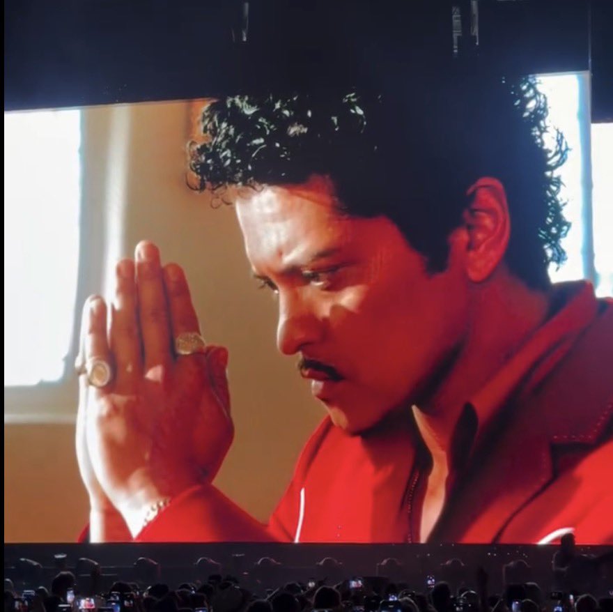 Bruno Mars abriu o primeiro show da The Romantic Tour com “Risk It All”, passeou por seus clássicos atemporais e encerrou a noite com “Dance With Me”.

Ao todo, foram 2 horas de apresentação e 28 músicas na setlist, incluindo faixas de Silk Sonic, projeto que divide com Anderson