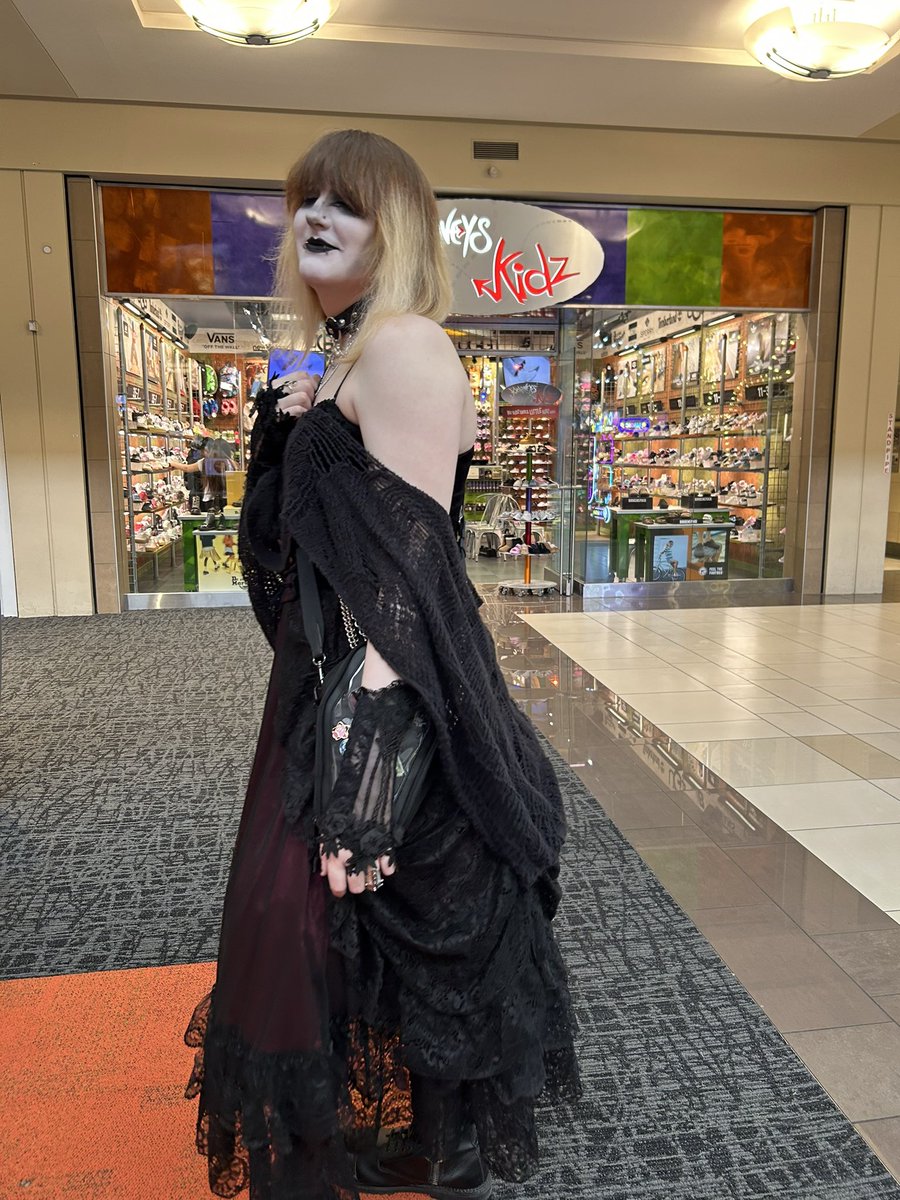 _QueenOfThorns's tweet photo. Mall trip the other day (: here’s the fit https://t.co/03CFgyl1Z2
