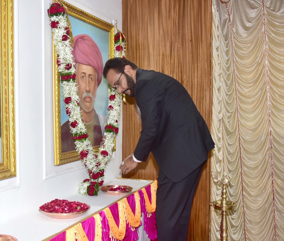 HPCL's tweet image. On Jyotiba Phule Jayanti, HPCL pays tribute to the life and legacy of Mahatma Jyotiba Phule, whose pioneering work laid the foundation for a more equal and just society.

To honour his contributions, the HPCL family, along with our C&amp;amp;MD, Director – Refineries, and senior