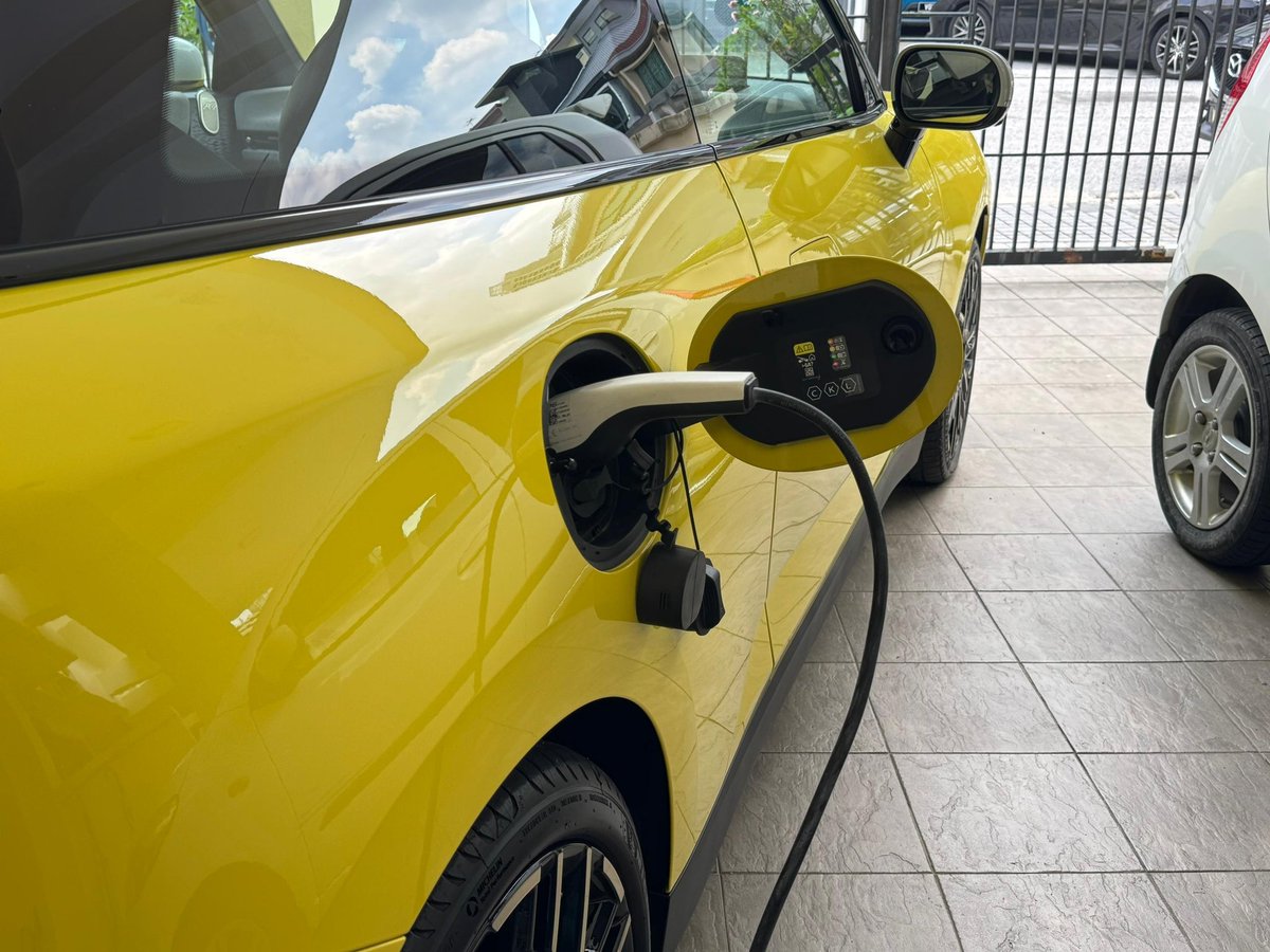 Soya_Cincau's tweet photo. 🔥 𝐄𝐕 𝐯𝐬 𝐏𝐞𝐭𝐫𝐨𝐥 𝐢𝐧 𝐌𝐚𝐥𝐚𝐲𝐬𝐢𝐚: Which is more cost effective?

Let’s compare real-world monthly driving costs using current fuel prices (9-15 April 2026) and April TNB electricity tariff.

Assumptions:
Petrol: 7.7L/100km
EV: 15kWh/100km

RON95:
RM1.99/L (first 200L under BUDI95)
RM4.27/L (after 200L)

EV charging:
Home: RM0.473/kWh (Based on 1200kWh TNB Domestic  usage)
Public AC: RM1.00/kWh

🚗 200L/month (~2,600km)
Petrol:
RM398

EV:
390 kWh → RM184 (home)
390 kWh → RM390 (public AC)

Savings vs petrol:
Home: RM214 (54%)
Public AC: RM8 (2%)

🚗 300L/month (~3,900km)
Petrol:
RM398 (first 200L)
RM427 (next 100L)
Total: RM825

EV:
585 kWh → RM277 (home)
585 kWh → RM585 (public AC)

Savings vs petrol:
Home: RM548 (66%)
Public AC: RM240 (29%)

🚗 400L/month (~5,200km)
Petrol:
RM398 (first 200L)
RM854 (next 200L)
Total: RM1,252

EV:
780 kWh → RM369 (home)
780 kWh → RM780 (public AC)

Savings vs petrol:
Home: RM883 (70%)
Public AC: RM472 (38%)