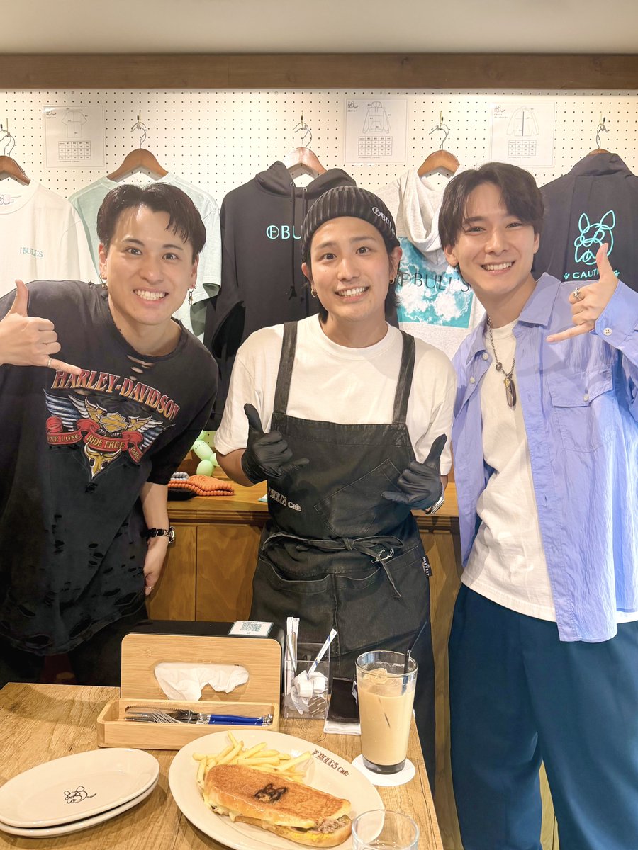 めっちゃお久しぶりです！
照史くんが4月15日に新しくオープンする
「F BULL'S Cafe」に古謝くんとひと足先にお邪魔させてもらいました！
オープンおめでとうございます🎉

素敵な空間で最高やった！！！
キューバサンドとフレンチトースト美味すぎ👍
また作品でもご一緒できるよう僕も頑張ります！！