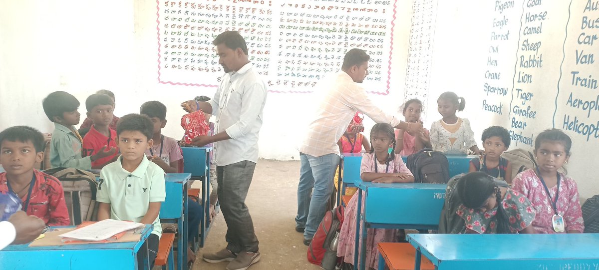tonybekkal's tweet photo. బెక్కల్ గ్రామ పాఠశాలలో విద్యార్థులతో కలిసి మహాత్మ పూలే జయంతి వేడుకలు జరుపుకున్నం 🎉 https://t.co/ZibWjKK1mQ