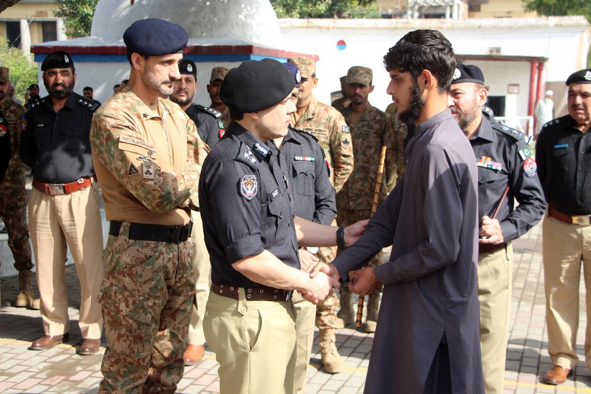 PeshawarCCPO's tweet image. تھانہ حسن خیل میں فرض کی ادائیگی کے دوران شہید ہونے والے کانسٹیبل مقدر خان کی نمازِ جنازہ پولیس لائنز پشاور میں سرکاری اعزاز کے ساتھ ادا

سی سی پی او ڈاکٹر میاں سعید احمد سمیت اعلیٰ حکام کی شرکت

💔 "شہید کا خون رائیگاں نہیں جائے گا"
#PeshawarPolice #KPPolice #Shaheed #Pakistan