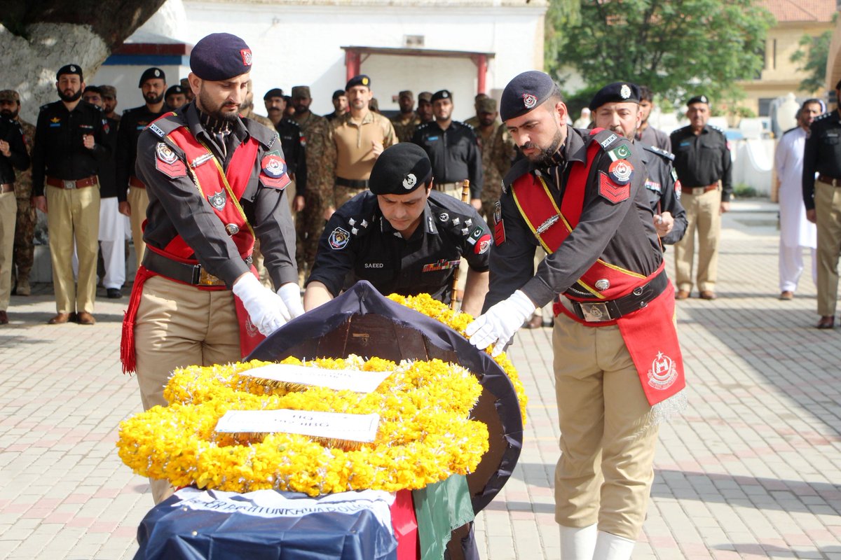 PeshawarCCPO's tweet image. تھانہ حسن خیل میں فرض کی ادائیگی کے دوران شہید ہونے والے کانسٹیبل مقدر خان کی نمازِ جنازہ پولیس لائنز پشاور میں سرکاری اعزاز کے ساتھ ادا

سی سی پی او ڈاکٹر میاں سعید احمد سمیت اعلیٰ حکام کی شرکت

💔 "شہید کا خون رائیگاں نہیں جائے گا"
#PeshawarPolice #KPPolice #Shaheed #Pakistan