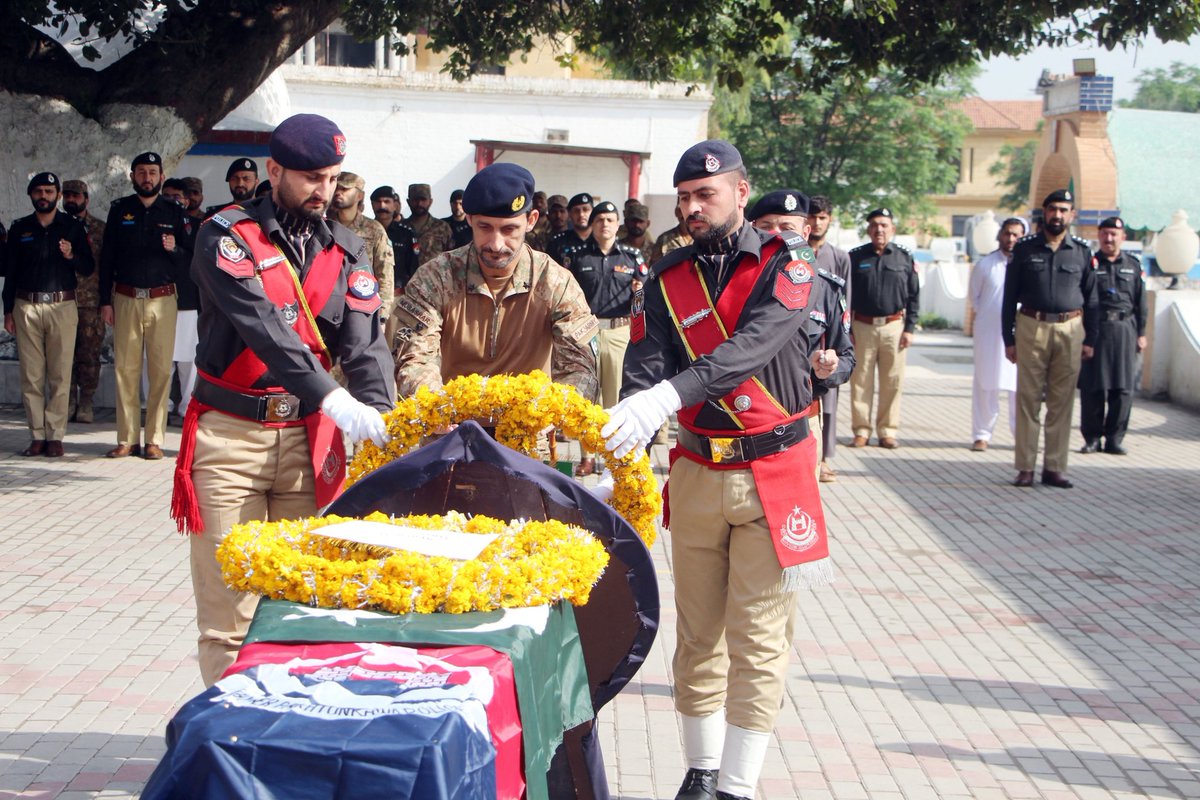 PeshawarCCPO's tweet image. تھانہ حسن خیل میں فرض کی ادائیگی کے دوران شہید ہونے والے کانسٹیبل مقدر خان کی نمازِ جنازہ پولیس لائنز پشاور میں سرکاری اعزاز کے ساتھ ادا

سی سی پی او ڈاکٹر میاں سعید احمد سمیت اعلیٰ حکام کی شرکت

💔 "شہید کا خون رائیگاں نہیں جائے گا"
#PeshawarPolice #KPPolice #Shaheed #Pakistan