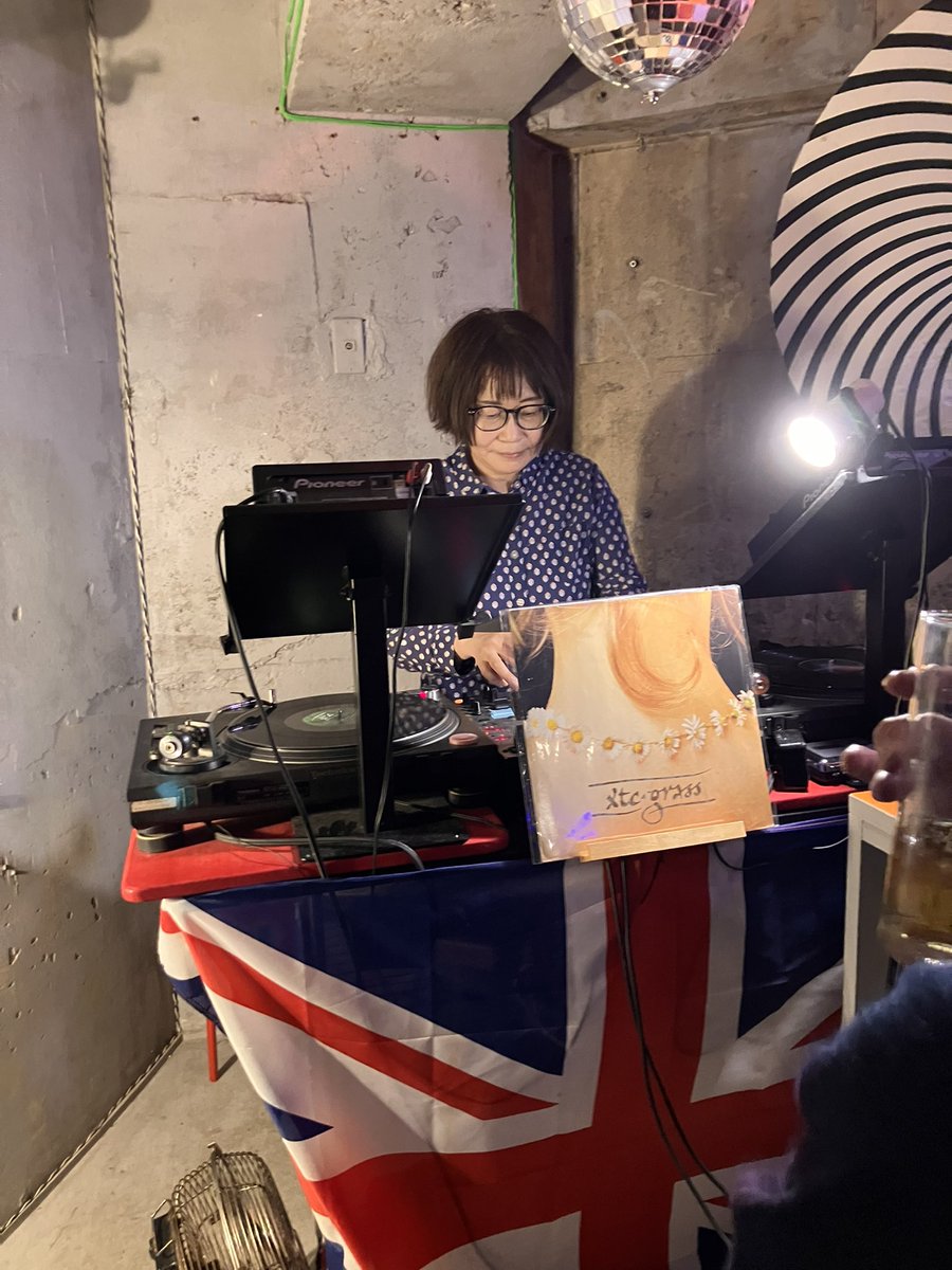 昨日は<a href="/BAR_DOCTORHEAD/">DOCTOR HEAD</a> にて放課後
皆楽しいロックを流していて
途中、自分が買った新譜を一曲だけかけれて良かったです♪