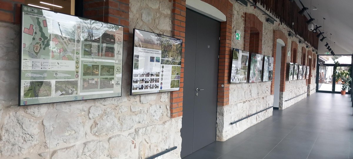 KGPiAK's tweet photo. Zapraszamy na wystawę zag. Dolinek  Półrzeczki i Brzoskwinki oraz terenów nadwiślanych naprzeciwko Opactwa w Tyńcu. Prace wykonali studenci III roku Architektury Krajobrazu @UR_Krakow @UR_WISiG  na  przedmiocie Projektowanie Przestrzeni Publicznej 📢 https://t.co/PW0eRKTphF https://t.co/Nro4QvcIlm