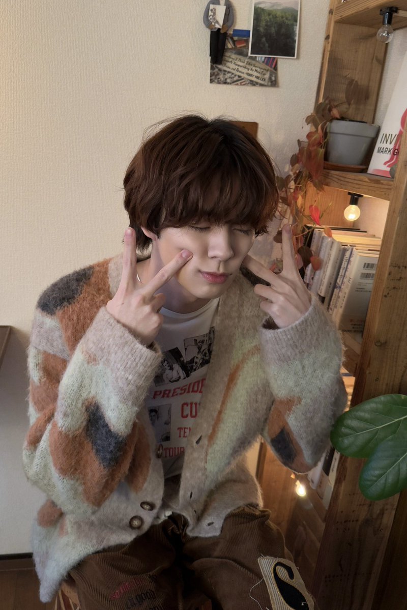 ＼\\\🐰 本日発売 🐻///／

宇佐卓真1st写真集 『36.5℃』
4/11、26歳の誕生日当日に発売いたしました🎂✨

📙Amazon通常版
amazon.co.jp/dp/4046601124/

📕楽天ブックス(裏側動画特典)
books.rakuten.co.jp/rb/18537063/

#宇佐卓真 #サンロクゴ