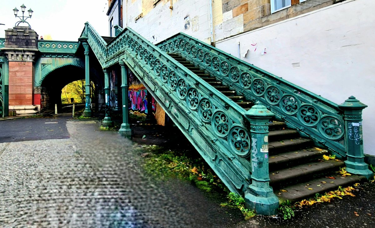 is_glasgow's tweet image. The cast-iron steps up to Great Western Road from South Woodside Road in the West End of Glasgow. These are part of the bridge which carries Great Western Road over the River Kelvin. 

Cont./

#glasgow #kelvinbridge #bridge #ironwork #architecture