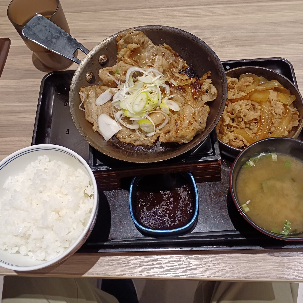 ババアはセレブだからランチは肉づくしよ❤️
まっつんみたいに月に３日くらいしか仕事しない人生ではないから、低所得だけど毎日食にありつけるわ❤️