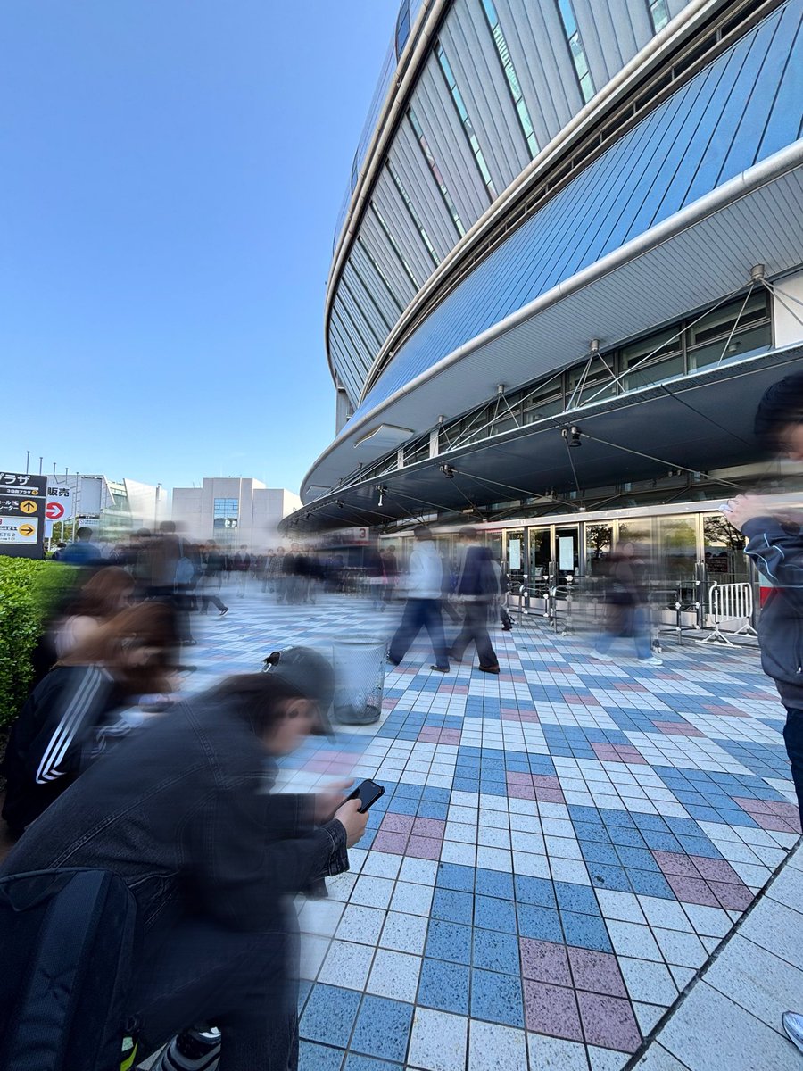 haruh413466's tweet photo. @09plx ありがとうございます！今、グッズ売り場出口近くのベンチに座っています！ https://t.co/aIygAOT47F