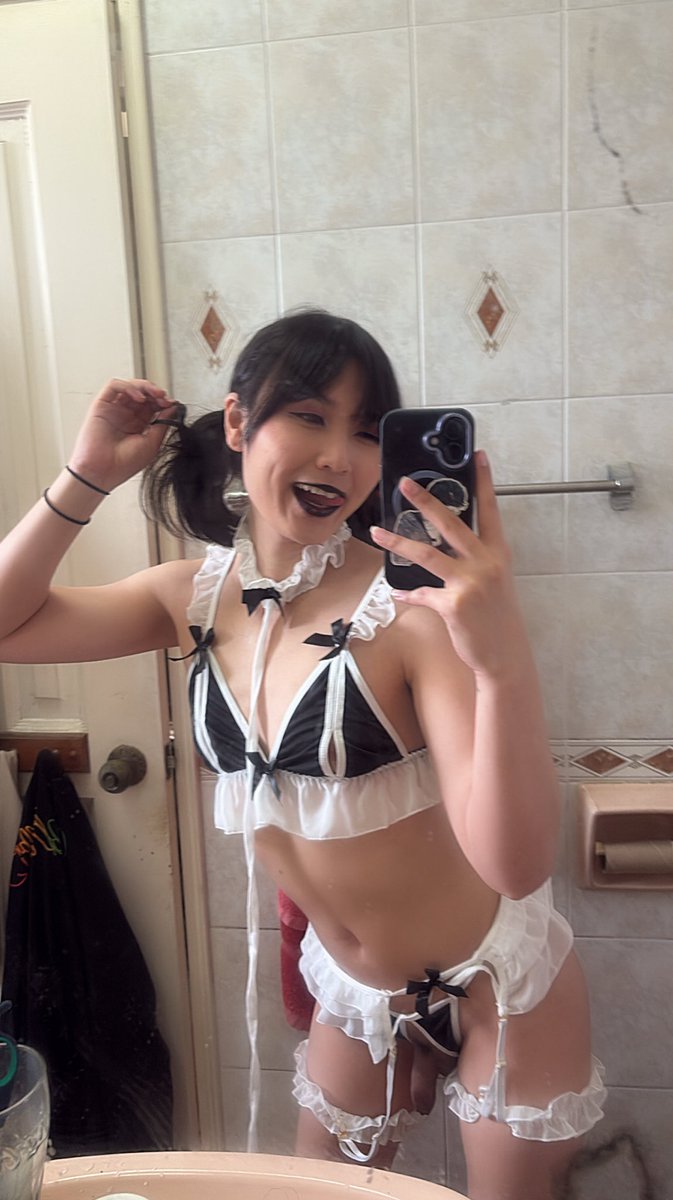 bella 🖤 tweet media